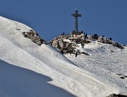 37 Zoom sulla Punta Cermenati-croce Resegone con tanti escursioisti oggi